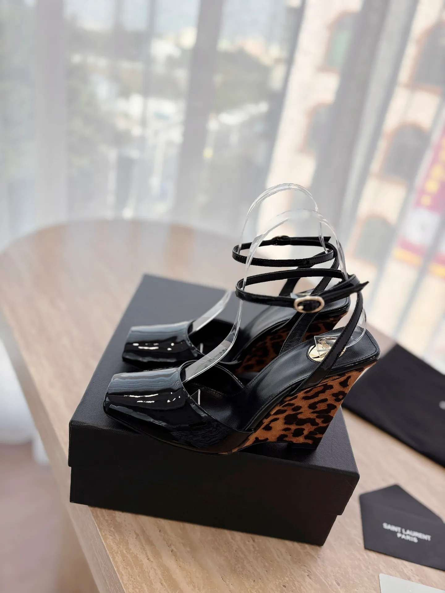 👟👟Ex-factory price 600👟👟 High version "SAINT LAUREN*" Saint Laurent ysl 25ss/new spring and summer catwalk style large rhinestone high-heeled shoes and sandals. Only YSL understands women's hearts best and does not accept refutation. It is a super invincible feminine artifact and a must-have for women (z-product full-body customization, own molded hardware accessories, perfect consistency). Compare the differences between pictures and goods on the market. ✔Upper: Customized imported silk ✔Lining: Imported 🐑Sheep leather ✔Sole: Imported genuine leather outsole ✔Heel height: 10.5cm ✔Number of yards: 35-39 (40 can be customized and non-returnable) (Full set of packaging)